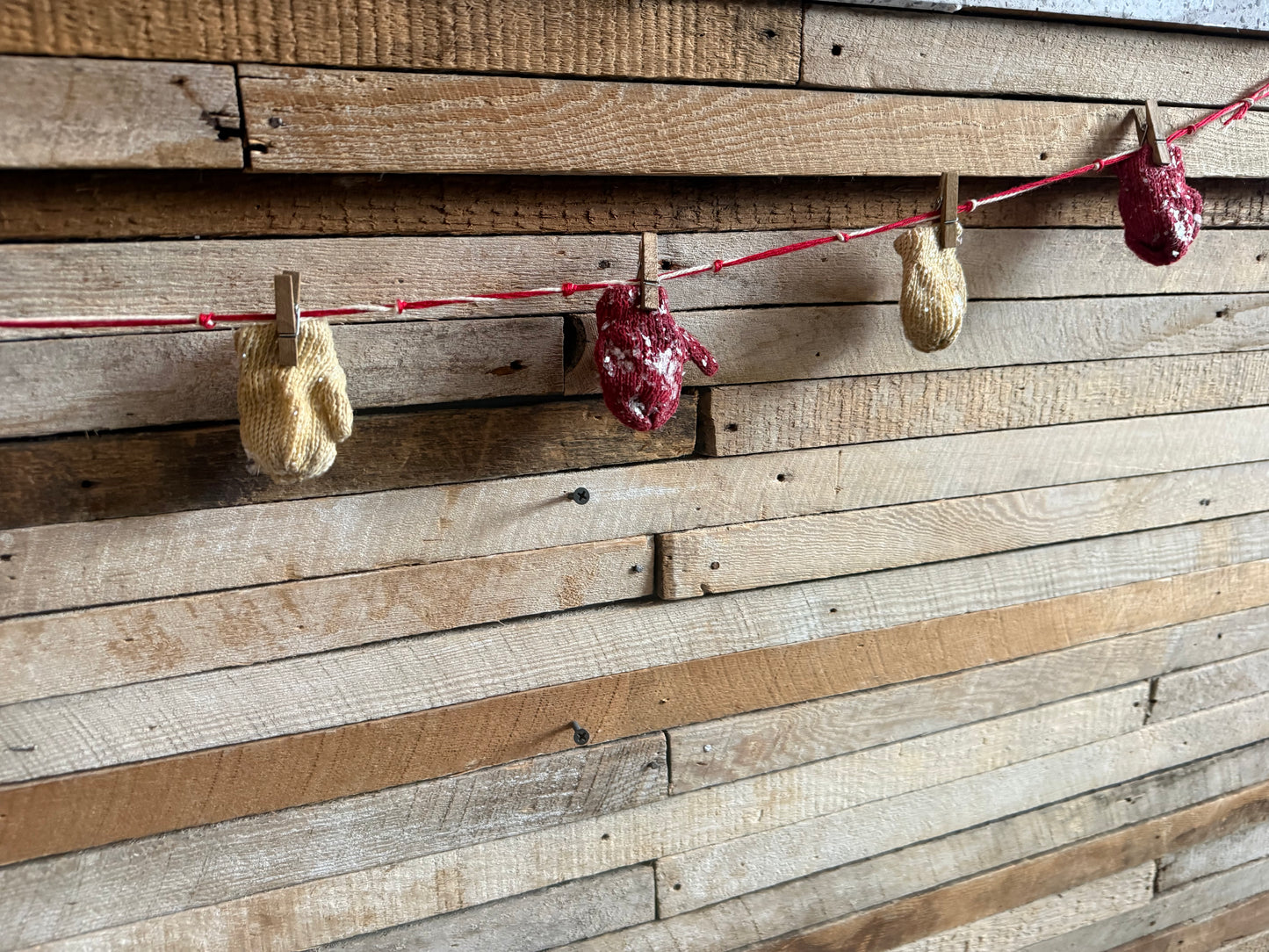 Mittens garland
